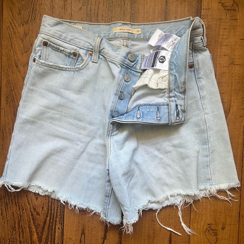 Levi’s wedgie shorts size 29 in a light blue wash women’s in great conditions